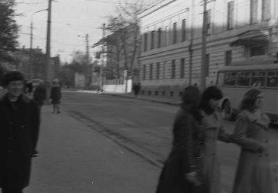 Прикрепленное изображение: Совнаркомовский пер. 3 - слева сквер Дыбенко.jpg